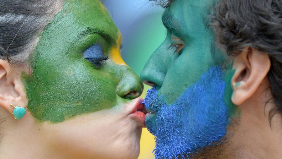 Torcedores brasileiros se beijam nas arquibancadas do Mineirão durante a Copa do Mundo de 2014 - picture alliance via Getty Images