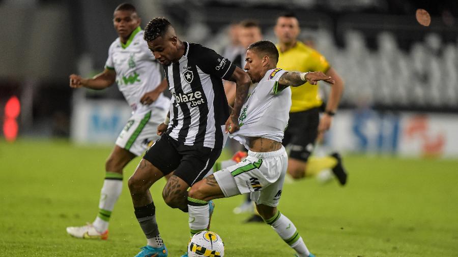 Tchê Tchê, do Botafogo, em lance com Matheusinho, do America-MG, em duelo no Nilton Santos, pela Copa do Brasil - Thiago Ribeiro/AGIF