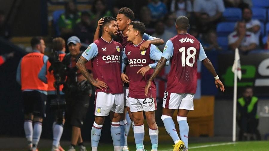 Jogadores do Aston Villa comemoram gol olímpico de Douglas Luiz na Copa da Liga Inglesa - Dave Howarth - CameraSport via Getty Images