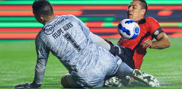 Churín, do Atlético-GO, deu trabalho ao goleiro Felipe Alves