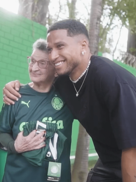 Dona Vilma, torcedora do Palmeiras, conhece Murilo e ganha presente do zagueiro - Reprodução/Twitter