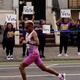 Danielzinho lidera Maratona de Nova York por 32km, mas passa mal e desiste