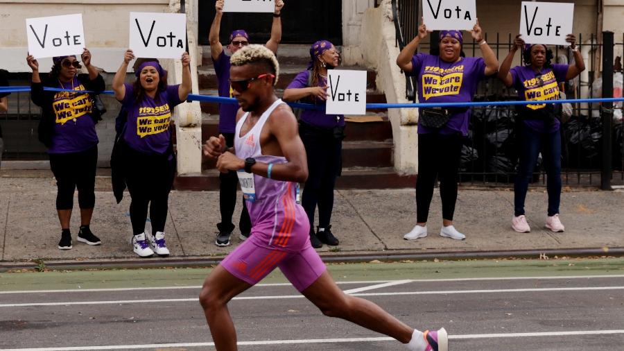 O brasileiro Daniel do Nascimento, o Danielzinho, na disputa da Maratona de Nova York. 06/11/2022 - JEENAH MOON/REUTERS