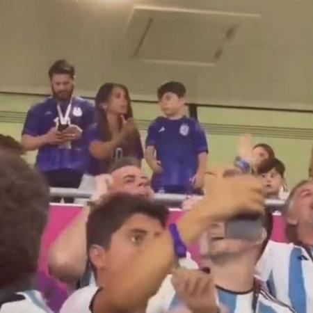 Antonella Roccuzzo dá bronca em Mateo Messi durante Argentina x Austrália - Reprodução