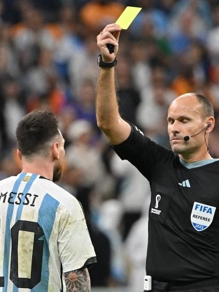 Messi recebe cartão amarelo do árbitro Mateo Lahoz em Argentina x Holanda, pela Copa do Mundo do Qatar. - ALBERTO PIZZOLI / AFP
