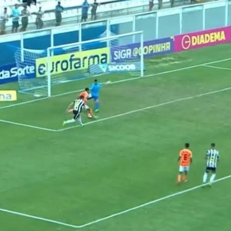 Defesa do Nova Iguaçu se atrapalhou e entregou o gol para o Atlético-MG na Copinha - Reprodução/Twitter @atletico