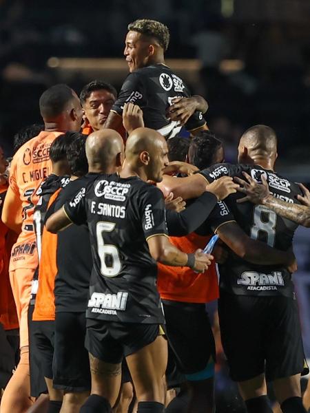 Adson é abraçado por companheiros após marcar o primeiro de seus dois gols na vitória alvinegra - Marcello Zambrana/AGIF