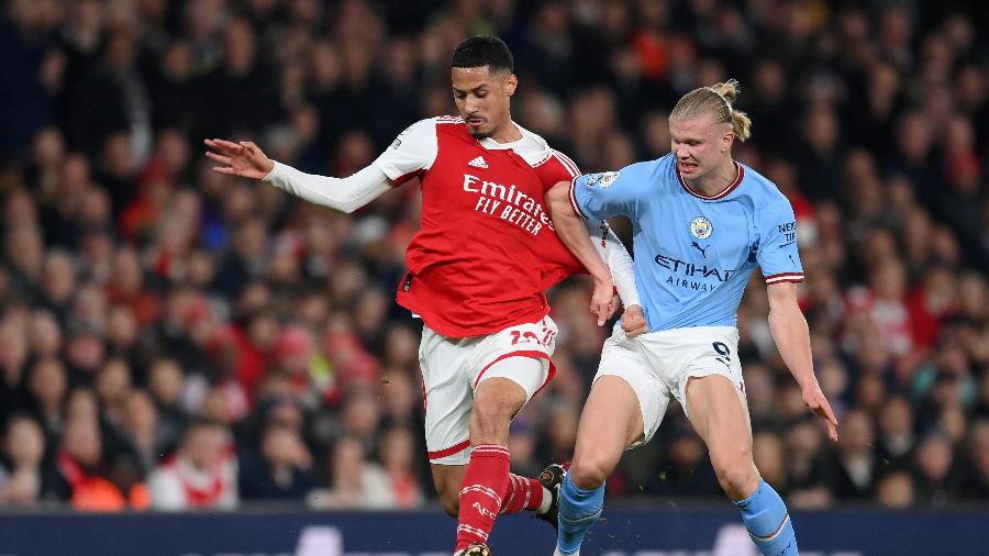 Saliba, do Arsenal, disputa lance com Haaland, do Manchester City, durante a partida do Inglês - Shaun Botterill/Getty Images