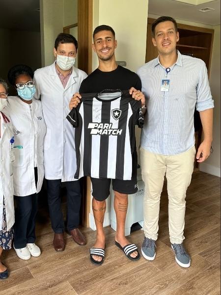 Philipe Sampaio, zagueiro do Botafogo, recebe alta hospitalar - Reprodução Twitter