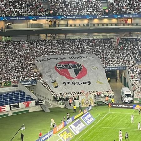Torcida do São Paulo exibe no Allianz Parque um bandeirão exaltando o tricampeonato mundial do Tricolor - André Martins/UOL