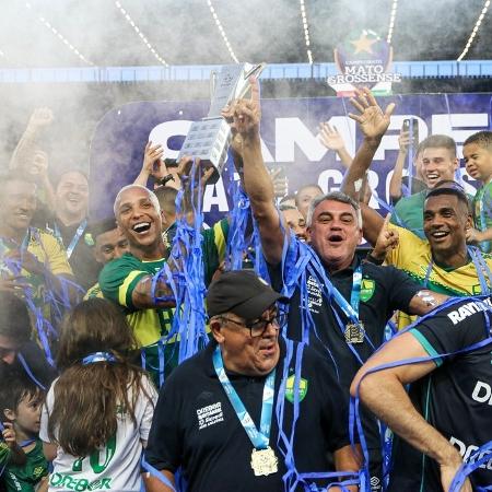 Deyverson levanta a taça do Campeonato Mato-grossense 2023 pelo Cuiabá - AssCom Dourado