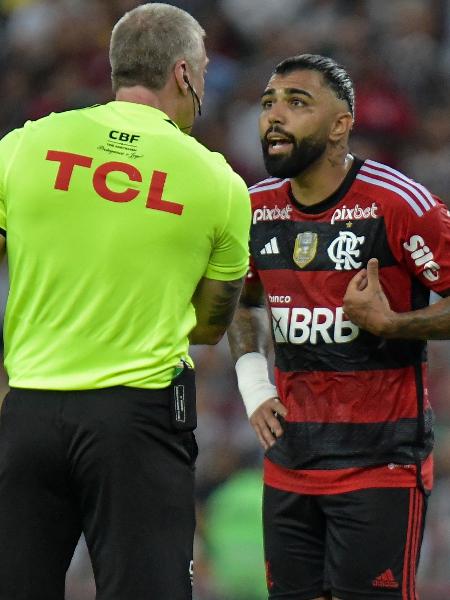 Gabriel Barbosa, do Flamengo, conversa com o árbitro Anderson Daronco em partida contra o Fluminense. - Marcello Dias/DiaEsportivo/Folhapress