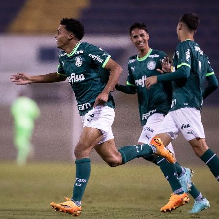 Jogadores do Palmeiras comemoram gol de Luighi, que inaugurou o placar na final da Copa do Brasil sub-17, contra o Athletico-PR - Leonardo Sguacabia/CBF