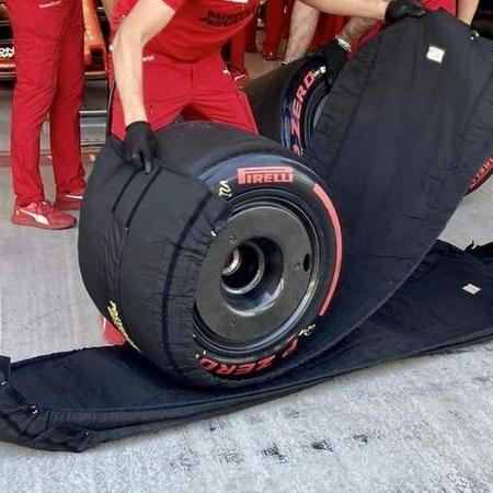 Mecânico da Ferrari retira cobertor técnico de pneu da Fórmula 1 - Pirelli
