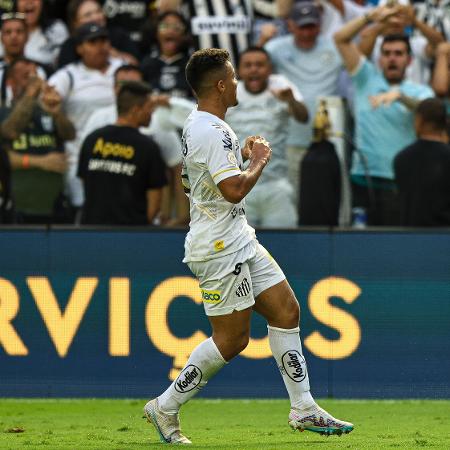 Marcos Leonardo, do Santos, comemora seu gol sobre o Grêmio, pelo Brasileirão