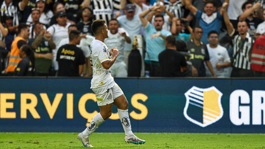 Marcos Leonardo, do Santos, comemora seu gol sobre o Grêmio, pelo Brasileirão