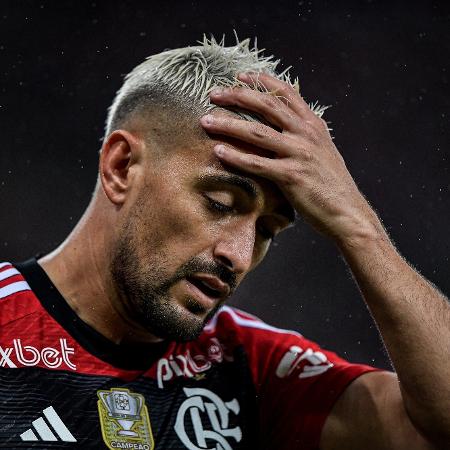 Arrascaeta se lamenta durante jogo entre Flamengo e Internacional pelo Campeonato Brasileiro