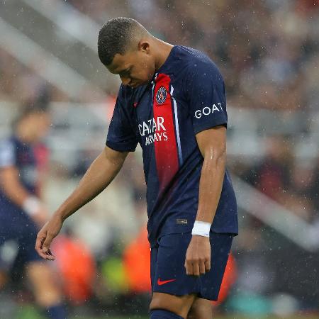Kylian Mbappé, do PSG, se lamenta durante partida contra o Newcastle na Champions