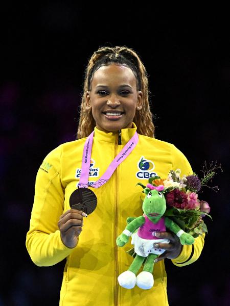 Rebeca Andrade recebe a medalha de ouro depois de conquistar o bicampeonato mundial do solo 