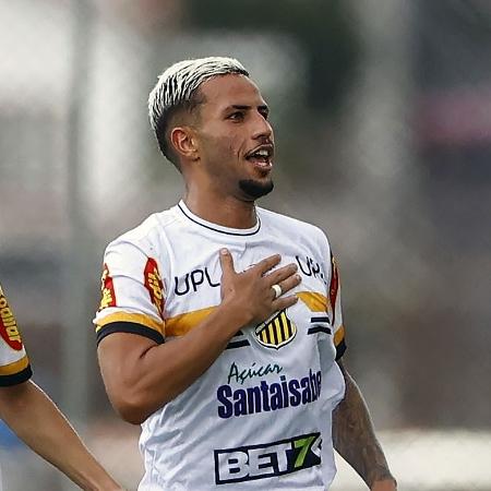 Kauê Canela, do Novorizontino, comemora após marcar contra o Athletico-PR, pela Copinha