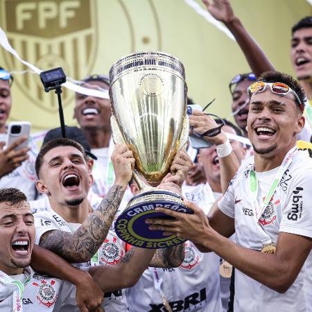 Jogadores do Corinthians levantam o troféu da Copinha 2024