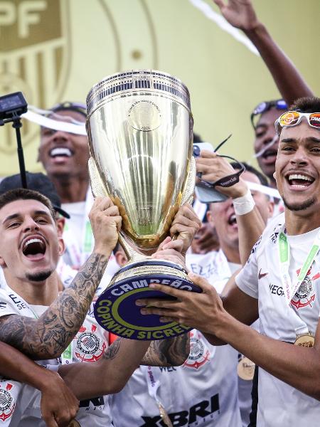 Jogadores do Corinthians levantam o troféu da Copinha 2024