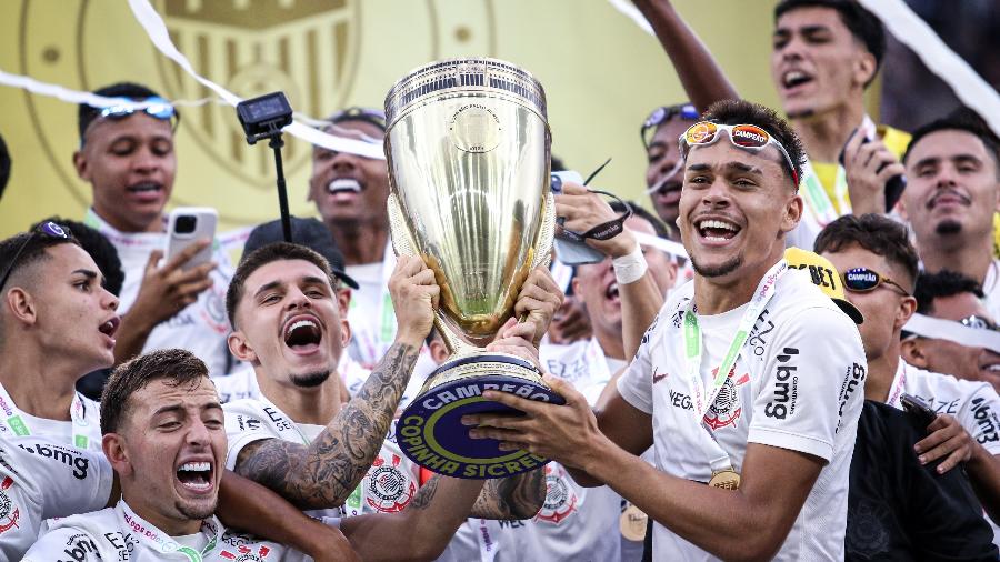 Jogadores do Corinthians levantam o troféu da Copinha 2024