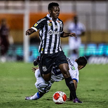 Cazares, do Santos, em ação contra o Água Santa em duelo do Campeonato Paulista