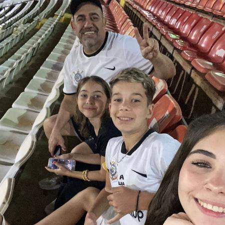 Rogério Leoncini e família no setor das cativas do Estádio Santa Cruz, antes de serem hostilizados por torcedores do Botafogo-SP no jogo contra o Corinthians