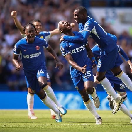 Caicedo comemora após marcar golaço do meio-campo pelo Chelsea, em jogo contra o Bournemouth