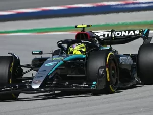 Hamilton é o mais veloz e Verstappen é apenas quinto nos treinos na Espanha