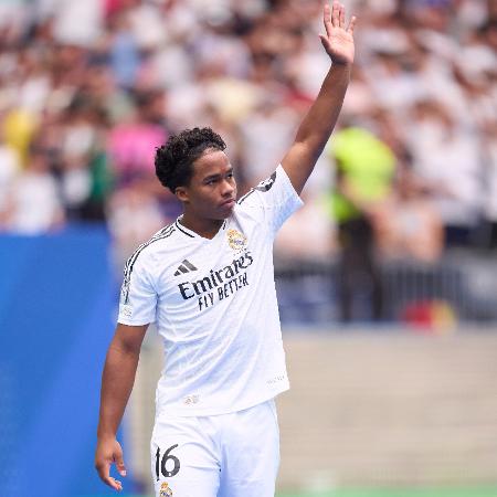 Endrick durante a sua apresentação oficial no Real Madrid, no estádio Santiago Bernabéu