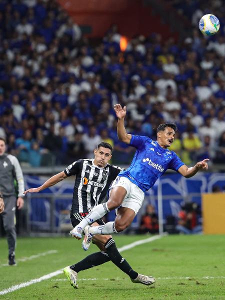 Cadu comete falta em Kaiki Bruno durante a partida entre Cruzeiro e Atlético-MG pelo Brasileirão 2024