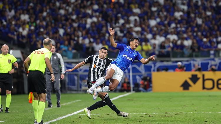 Cadu comete falta em Kaike Bruno durante a partida entre Cruzeiro e Atlético-MG pelo Brasileirão