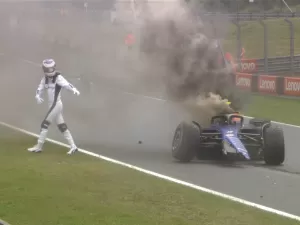 Gasly lidera treino marcado por batida forte de Sargeant na chuva