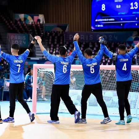 Jogadores da seleção brasileira masculina de goalball comemoram vitória diante dos EUA.