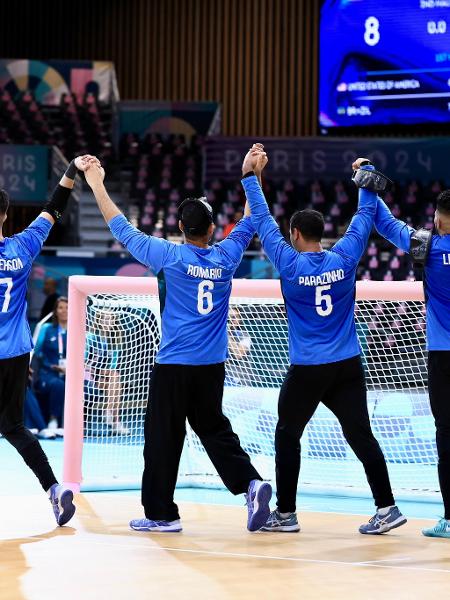 Jogadores da seleção brasileira masculina de goalball comemoram vitória diante dos EUA.