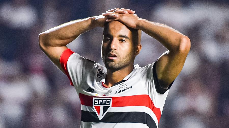 Lucas se lamenta após perder pênalti em São Paulo x Botafogo, duelo da Libertadores