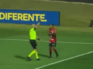 Atacante dá carretilha, leva amarelo e recebe apoio de Neymar e Falcão