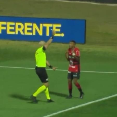 Leozinho, atacante do Ituano, recebe cartão amarelo durante jogo contra o Guarani, pela Série B