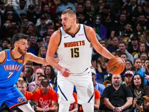 Jokic estreia na temporada com triplo-duplo, mas Nuggets perde