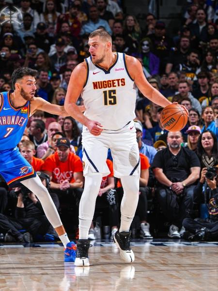 Nikola Jokic em ação na partida do Denver Nuggets contra Oklahoma City Thunder pela NBA