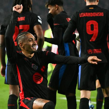 Raphinha comemora gol marcado pelo Barcelona contra o Estrela Vermelha pela Champions League - ANDREJ ISAKOVIC/AFP