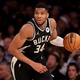 Giannis atinge 50º triplo-duplo, e Bucks derrubam série invicta dos Kings na NBA