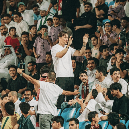 Ben Harburg criou identificação com a torcida do Al-Kholood e gosta de frequentar os estádios sauditas na arquibancada Ben Harburg criou identificação com a torcida do Al-Kholood e gosta de frequentar os estádios sauditas na arquibancada