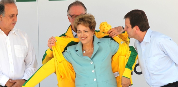 Presidente Dilma recebe uniforme da delegação brasileira das mãos do presidente do COB, Carlos Arthur Nuzman, no Rio - Julio Cesar Guimaraes/UOL
