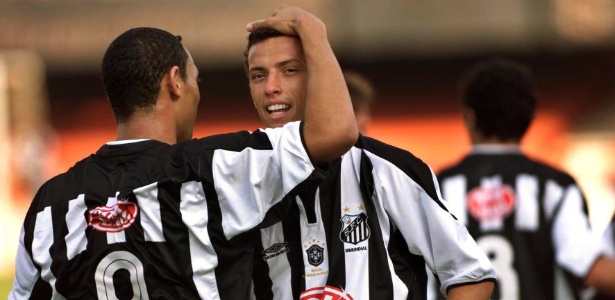 Ricardo Oliveira (e) e Nenê comemoram gol do Santos em jogo de 2003 contra o Corinthians - Eduardo Knapp/Folhapress