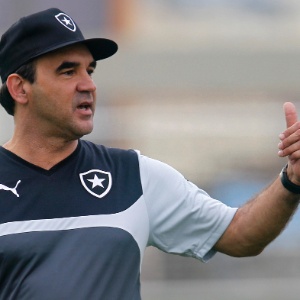 Ricardo Gomes observa time em treino do Botafogo no estádio Nilton Santos - undefined