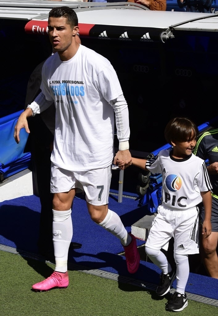 Cristiano Ronaldo entra em campo com garoto sírio refugiado. Zaid ficou conhecido após ser derrubado por uma cinegrafista húngara durante fuga de refugiados
