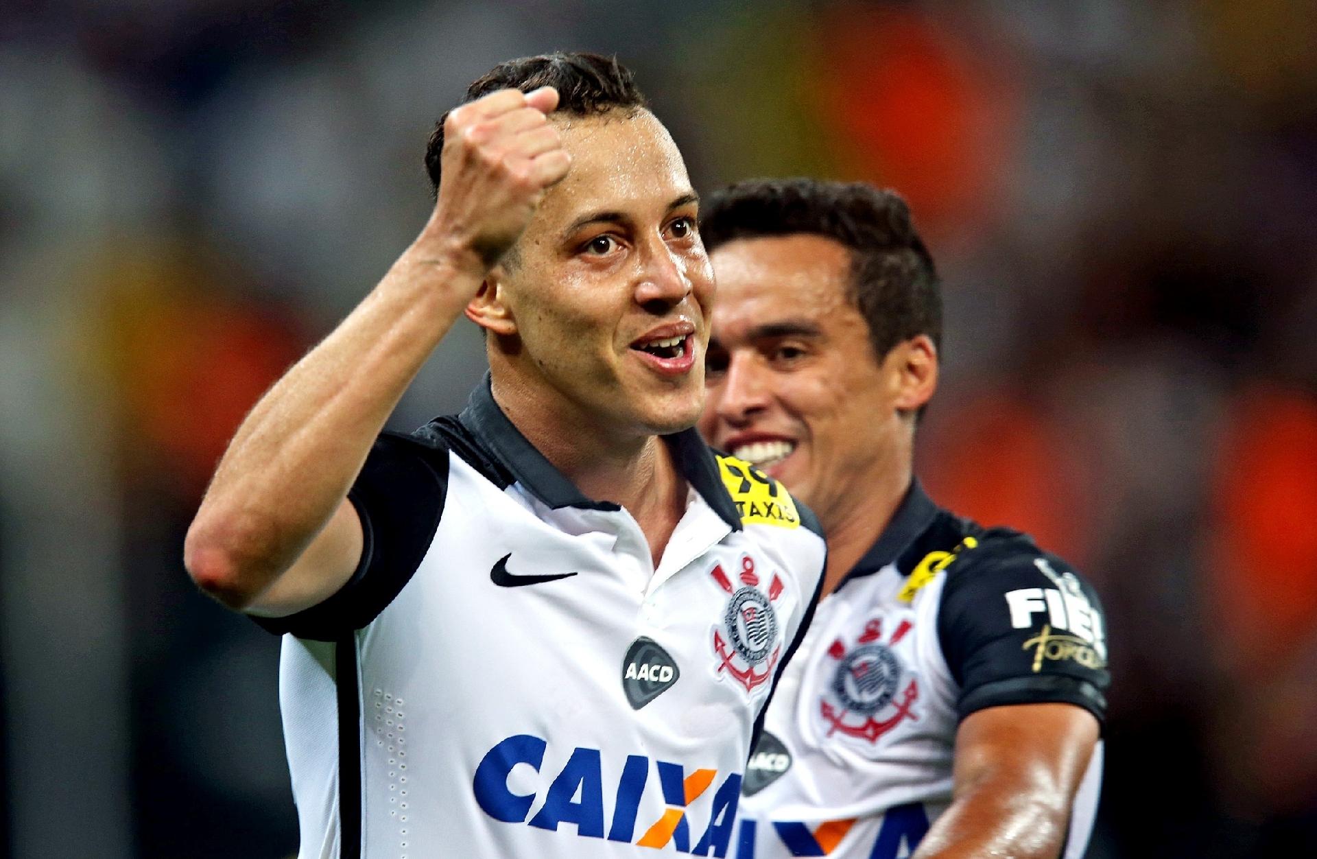 Rodriguinho faz o terceiro gol do Corinthians sobre o Goiás em partida válida pela 30ª rodada do Campeonato Brasileiro - undefined